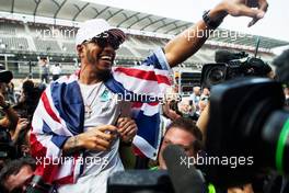 Lewis Hamilton (GBR) Mercedes AMG F1 celebrates winning the World Championship with the team. 29.10.2017. Formula 1 World Championship, Rd 18, Mexican Grand Prix, Mexico City, Mexico, Race Day.