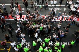 Lewis Hamilton (GBR) Mercedes AMG F1 celebrates winning the World Championship with the team. 29.10.2017. Formula 1 World Championship, Rd 18, Mexican Grand Prix, Mexico City, Mexico, Race Day.