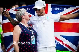 Lewis Hamilton (GBR) Mercedes AMG F1 celebrates winning the World Championship with the team and his mother Carmen Larbalestier (GBR). 29.10.2017. Formula 1 World Championship, Rd 18, Mexican Grand Prix, Mexico City, Mexico, Race Day.