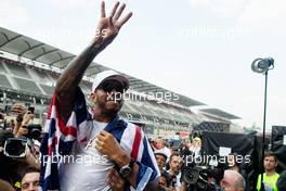 Lewis Hamilton (GBR) Mercedes AMG F1 celebrates winning the World Championship with the team. 29.10.2017. Formula 1 World Championship, Rd 18, Mexican Grand Prix, Mexico City, Mexico, Race Day.