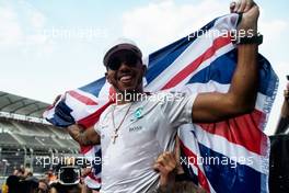 Lewis Hamilton (GBR) Mercedes AMG F1 celebrates winning the World Championship with the team. 29.10.2017. Formula 1 World Championship, Rd 18, Mexican Grand Prix, Mexico City, Mexico, Race Day.