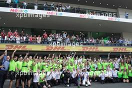 Lewis Hamilton (GBR) Mercedes AMG F1 celebrates winning the World Championship with the team and his mother Carmen Larbalestier (GBR). 29.10.2017. Formula 1 World Championship, Rd 18, Mexican Grand Prix, Mexico City, Mexico, Race Day.