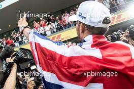 Lewis Hamilton (GBR) Mercedes AMG F1 celebrates winning the World Championship with the team. 29.10.2017. Formula 1 World Championship, Rd 18, Mexican Grand Prix, Mexico City, Mexico, Race Day.