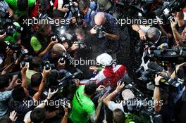 Lewis Hamilton (GBR) Mercedes AMG F1 celebrates winning the World Championship with the team. 29.10.2017. Formula 1 World Championship, Rd 18, Mexican Grand Prix, Mexico City, Mexico, Race Day.