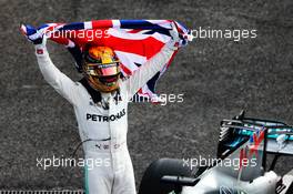 Lewis Hamilton (GBR) Mercedes AMG F1 W08 celebrates winning the World Championship in parc ferme. 29.10.2017. Formula 1 World Championship, Rd 18, Mexican Grand Prix, Mexico City, Mexico, Race Day.