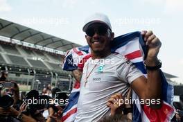 Lewis Hamilton (GBR) Mercedes AMG F1 celebrates winning the World Championship with the team. 29.10.2017. Formula 1 World Championship, Rd 18, Mexican Grand Prix, Mexico City, Mexico, Race Day.