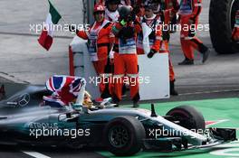 Lewis Hamilton (GBR) Mercedes AMG F1 W08 celebrates winning the World Championship in parc ferme. 29.10.2017. Formula 1 World Championship, Rd 18, Mexican Grand Prix, Mexico City, Mexico, Race Day.