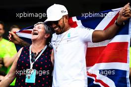 Lewis Hamilton (GBR) Mercedes AMG F1 celebrates winning the World Championship with the team and mother Carmen Larbalestier (GBR). 29.10.2017. Formula 1 World Championship, Rd 18, Mexican Grand Prix, Mexico City, Mexico, Race Day.