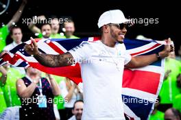 Lewis Hamilton (GBR) Mercedes AMG F1 celebrates winning the World Championship with the team. 29.10.2017. Formula 1 World Championship, Rd 18, Mexican Grand Prix, Mexico City, Mexico, Race Day.