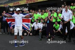 Lewis Hamilton (GBR) Mercedes AMG F1 W08 wins the 2017 Formula One World Championship and celebrates with the team. 29.10.2017. Formula 1 World 29.10.2017. Formula 1 World Championship, Rd 18, Mexican Grand Prix, Mexico City, Mexico, Race Day.