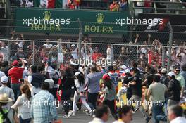 Lewis Hamilton (GBR) Mercedes AMG F1 W08 runs back to the garage. 29.10.2017. Formula 1 World Championship, Rd 18, Mexican Grand Prix, Mexico City, Mexico, Race Day.