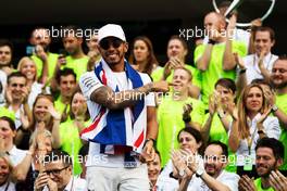 Lewis Hamilton (GBR) Mercedes AMG F1 celebrates winning the World Championship with the team. 29.10.2017. Formula 1 World Championship, Rd 18, Mexican Grand Prix, Mexico City, Mexico, Race Day.