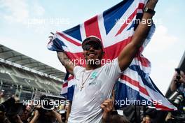 Lewis Hamilton (GBR) Mercedes AMG F1 celebrates winning the World Championship with the team. 29.10.2017. Formula 1 World Championship, Rd 18, Mexican Grand Prix, Mexico City, Mexico, Race Day.