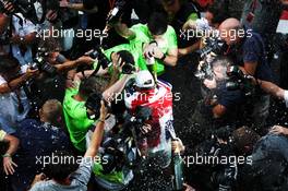 Lewis Hamilton (GBR) Mercedes AMG F1 celebrates winning the World Championship with the team. 29.10.2017. Formula 1 World Championship, Rd 18, Mexican Grand Prix, Mexico City, Mexico, Race Day.