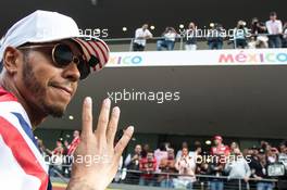 Lewis Hamilton (GBR) Mercedes AMG F1 celebrates winning the World Championship with the team. 29.10.2017. Formula 1 World Championship, Rd 18, Mexican Grand Prix, Mexico City, Mexico, Race Day.