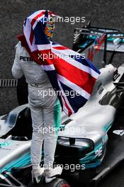 Lewis Hamilton (GBR) Mercedes AMG F1 W08 celebrates winning the World Championship in parc ferme. 29.10.2017. Formula 1 World Championship, Rd 18, Mexican Grand Prix, Mexico City, Mexico, Race Day.