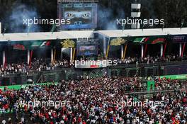 Fans at the podium. 29.10.2017. Formula 1 World Championship, Rd 18, Mexican Grand Prix, Mexico City, Mexico, Race Day.