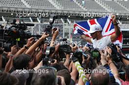 Lewis Hamilton (GBR) Mercedes AMG F1 W08 wins the 2017 Formula One World Championship and celebrates with the team. 29.10.2017. Formula 1 World 29.10.2017. Formula 1 World Championship, Rd 18, Mexican Grand Prix, Mexico City, Mexico, Race Day.