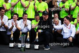 Valtteri Bottas (FIN) Mercedes AMG F1 with the team. 29.10.2017. Formula 1 World Championship, Rd 18, Mexican Grand Prix, Mexico City, Mexico, Race Day.