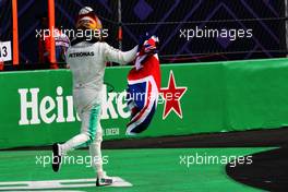 Lewis Hamilton (GBR) Mercedes AMG F1 celebrates winning the World Championship in parc ferme. 29.10.2017. Formula 1 World Championship, Rd 18, Mexican Grand Prix, Mexico City, Mexico, Race Day.