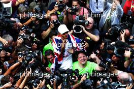 Lewis Hamilton (GBR) Mercedes AMG F1 celebrates winning the World Championship with the team. 29.10.2017. Formula 1 World Championship, Rd 18, Mexican Grand Prix, Mexico City, Mexico, Race Day.