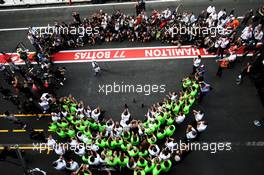 Lewis Hamilton (GBR) Mercedes AMG F1 celebrates winning the World Championship with the team. 29.10.2017. Formula 1 World Championship, Rd 18, Mexican Grand Prix, Mexico City, Mexico, Race Day.