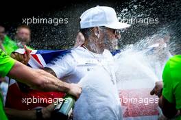 Lewis Hamilton (GBR) Mercedes AMG F1 celebrates winning the World Championship with the team. 29.10.2017. Formula 1 World Championship, Rd 18, Mexican Grand Prix, Mexico City, Mexico, Race Day.