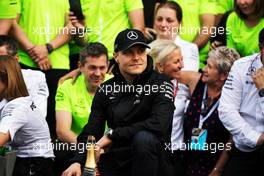 Valtteri Bottas (FIN) Mercedes AMG F1 with the team. 29.10.2017. Formula 1 World Championship, Rd 18, Mexican Grand Prix, Mexico City, Mexico, Race Day.