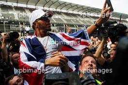 Lewis Hamilton (GBR) Mercedes AMG F1 celebrates winning the World Championship with the team. 29.10.2017. Formula 1 World Championship, Rd 18, Mexican Grand Prix, Mexico City, Mexico, Race Day.