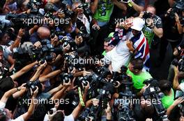 Lewis Hamilton (GBR) Mercedes AMG F1 celebrates winning the World Championship with the team. 29.10.2017. Formula 1 World Championship, Rd 18, Mexican Grand Prix, Mexico City, Mexico, Race Day.