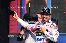 Sergio Perez (MEX) Sahara Force India F1 on the podium. 29.10.2017. Formula 1 World Championship, Rd 18, Mexican Grand Prix, Mexico City, Mexico, Race Day.