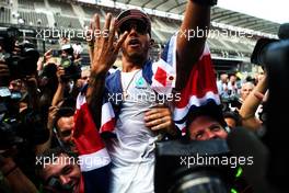 Lewis Hamilton (GBR) Mercedes AMG F1 celebrates winning the World Championship with the team. 29.10.2017. Formula 1 World Championship, Rd 18, Mexican Grand Prix, Mexico City, Mexico, Race Day.