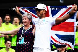 Lewis Hamilton (GBR) Mercedes AMG F1 celebrates winning the World Championship with the team and mother Carmen Larbalestier (GBR). 29.10.2017. Formula 1 World Championship, Rd 18, Mexican Grand Prix, Mexico City, Mexico, Race Day.