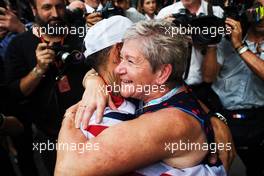 Lewis Hamilton (GBR) Mercedes AMG F1 celebrates winning the World Championship with the team and mother Carmen Larbalestier (GBR). 29.10.2017. Formula 1 World Championship, Rd 18, Mexican Grand Prix, Mexico City, Mexico, Race Day.