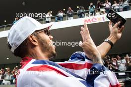 Lewis Hamilton (GBR) Mercedes AMG F1 celebrates winning the World Championship with the team. 29.10.2017. Formula 1 World Championship, Rd 18, Mexican Grand Prix, Mexico City, Mexico, Race Day.