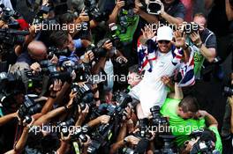 Lewis Hamilton (GBR) Mercedes AMG F1 celebrates winning the World Championship with the team. 29.10.2017. Formula 1 World Championship, Rd 18, Mexican Grand Prix, Mexico City, Mexico, Race Day.