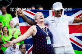 Lewis Hamilton (GBR) Mercedes AMG F1 celebrates winning the World Championship with the team and his mother Carmen Larbalestier (GBR). 29.10.2017. Formula 1 World Championship, Rd 18, Mexican Grand Prix, Mexico City, Mexico, Race Day.