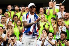 Lewis Hamilton (GBR) Mercedes AMG F1 celebrates winning the World Championship with the team. 29.10.2017. Formula 1 World Championship, Rd 18, Mexican Grand Prix, Mexico City, Mexico, Race Day.