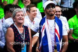 Lewis Hamilton (GBR) Mercedes AMG F1 celebrates his World Championship with the team and mother Carmen Larbalestier (GBR). 29.10.2017. Formula 1 World Championship, Rd 18, Mexican Grand Prix, Mexico City, Mexico, Race Day.