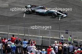 Lewis Hamilton (GBR) Mercedes AMG F1 W08 with a puncture at the start of the race. 29.10.2017. Formula 1 World Championship, Rd 18, Mexican Grand Prix, Mexico City, Mexico, Race Day.