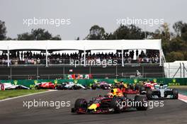 Max Verstappen (NLD) Red Bull Racing RB13 leads at the start of the race. 29.10.2017. Formula 1 World Championship, Rd 18, Mexican Grand Prix, Mexico City, Mexico, Race Day.