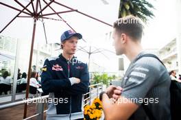 (L to R): Brendon Hartley (NZL) Scuderia Toro Rosso with Stoffel Vandoorne (BEL) McLaren. 28.10.2017. Formula 1 World Championship, Rd 18, Mexican Grand Prix, Mexico City, Mexico, Qualifying Day.
