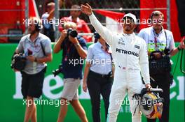 Lewis Hamilton (GBR) Mercedes AMG F1 celebrates his second position in qualifying parc ferme. 28.10.2017. Formula 1 World Championship, Rd 18, Mexican Grand Prix, Mexico City, Mexico, Qualifying Day.