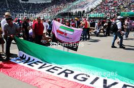 Sergio Perez (MEX) Sahara Force India F1 fans and flags. 28.10.2017. Formula 1 World Championship, Rd 18, Mexican Grand Prix, Mexico City, Mexico, Qualifying Day.