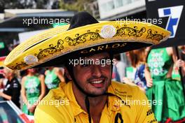 Carlos Sainz Jr (ESP) Renault Sport F1 Team on the drivers parade. 29.10.2017. Formula 1 World Championship, Rd 18, Mexican Grand Prix, Mexico City, Mexico, Race Day.