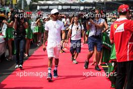 Lewis Hamilton (GBR) Mercedes AMG F1 on the drivers parade. 29.10.2017. Formula 1 World Championship, Rd 18, Mexican Grand Prix, Mexico City, Mexico, Race Day.