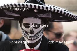 Day of the Dead costume wearer in the pits. 26.10.2017. Formula 1 World Championship, Rd 18, Mexican Grand Prix, Mexico City, Mexico, Preparation Day.