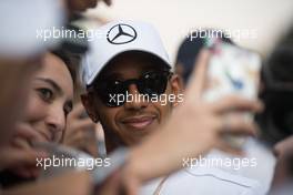 Lewis Hamilton (GBR) Mercedes AMG F1 with fans. 26.10.2017. Formula 1 World Championship, Rd 18, Mexican Grand Prix, Mexico City, Mexico, Preparation Day.