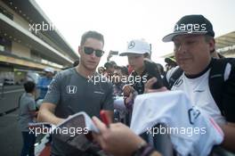 Stoffel Vandoorne (BEL) McLaren signs autographs for the fans. 26.10.2017. Formula 1 World Championship, Rd 18, Mexican Grand Prix, Mexico City, Mexico, Preparation Day.