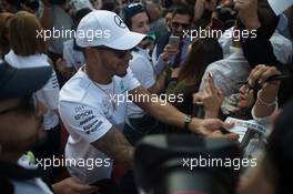 Lewis Hamilton (GBR) Mercedes AMG F1 signs autographs for the fans. 26.10.2017. Formula 1 World Championship, Rd 18, Mexican Grand Prix, Mexico City, Mexico, Preparation Day.